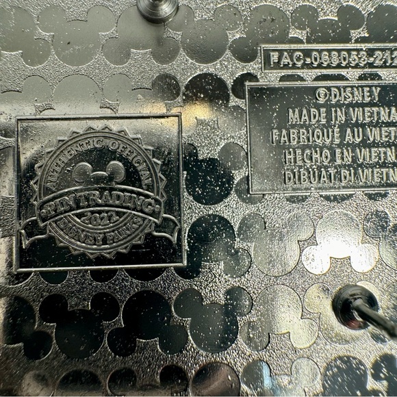 NWT. Disney Pin - sword in the stone pin with Arthur and Merlin. - Picture 8 of 8